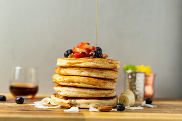 Pancake con fruta y miel de desayuno