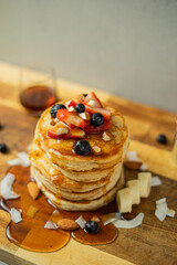 Pancake con fruta y miel de desayuno