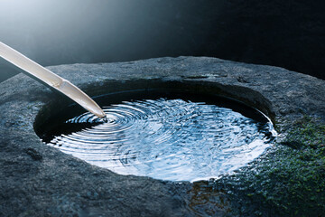 水の流れと波紋と水面、日本庭園の手水舎