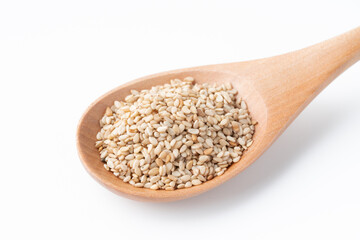 白背景にスプーンに載せた白ごま（生ごま）のクローズアップ