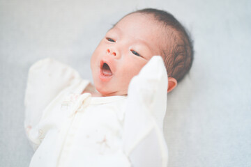 スワドルを着用した新生児0ヶ月の赤ちゃん　