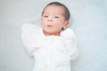スワドルを着用した新生児0ヶ月の赤ちゃん　