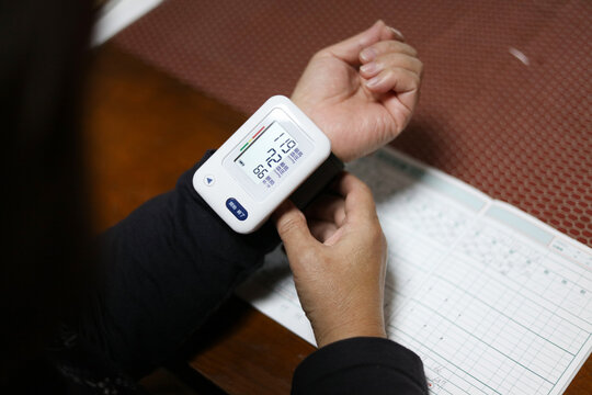 	血圧を測る女性