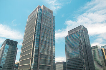 東京・丸の内の高層ビル群と街並み風景