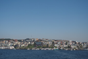 Fototapeta premium Scenic view of a waterfront city on a sunny day in istanbul 
