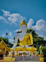 Fototapeta premium Wat Phra That Doi Kham, Chiang Mai | Famous Golden Pagoda and Buddha Statue
