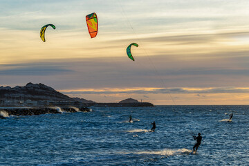 Kitesurfeurs en action au crépuscule