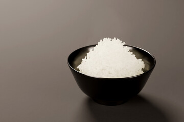 茶碗に盛られた白ご飯の食卓イメージ
