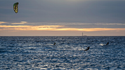Kitesurfeur au crépuscule
