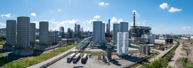 Naklejka premium Aerial view of a large chemical plant