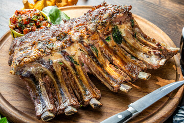 Grilled rack of lamb with herbs