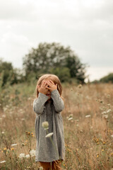 Mädchen spielt verstecken in der Natur