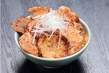 炭火で焼いた豚丼