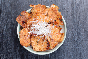 炭火で焼いた豚丼の俯瞰写真