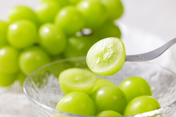 シャインマスカット　Shine Muscat (Green Seedless Grapes)
