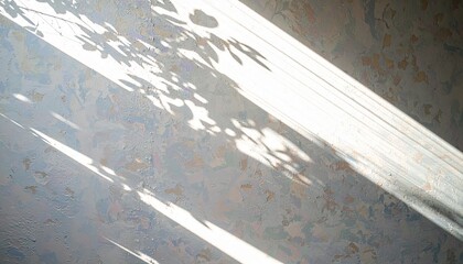 Fototapeta premium エモーショナルな雰囲気 壁に差し込む光と淡い虹色の反射が広がる幻想的な抽象背景