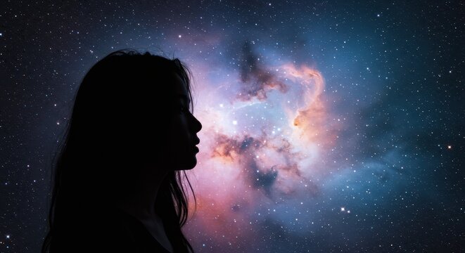 Silueta c&oacute;smica de una mujer perfilada contra un cielo estrellado, simbolizando sue&ntilde;os e imaginaci&oacute;n