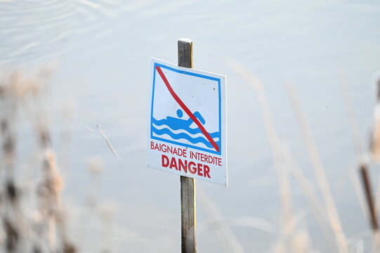 Panneau danger baignade interdite lac