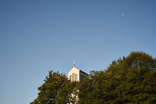 kości&oacute;ł na tle nieba 