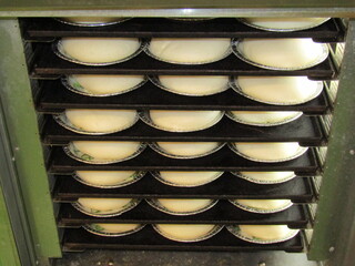 日本の街のパン屋、ふっくらと焼き上がった美味しそうな白いパン