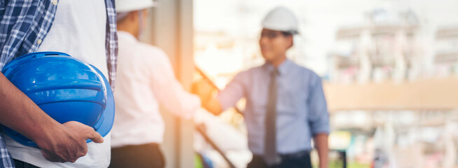 Obraz premium Banner civil construction engineer teams meeting on construction site. Partner team engineering foreman teamwork consult together. Panorama group engineer office meeting partnership with copy space