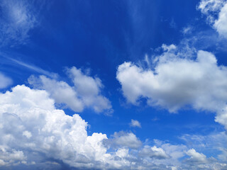 Obraz premium Bright blue sky and cloudy for graphic design or wallpaper.