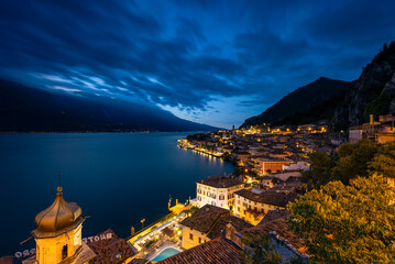 Aussicht über die nächtlich beleuchtete Stadt Limone am Gardasee in der Blauen Stunde der...