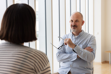 Consultative atmosphere with expert in discussion.