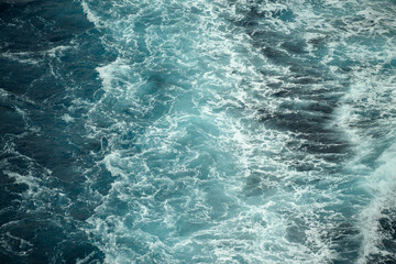 Écume et eau de mer turquoise transparente vuedepuis le bateau