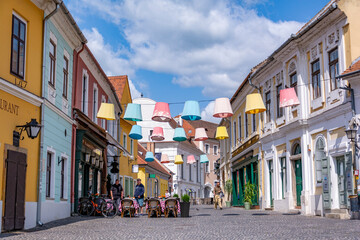 Obraz premium colorful lampionс street in the old town of szentendre, hungary
