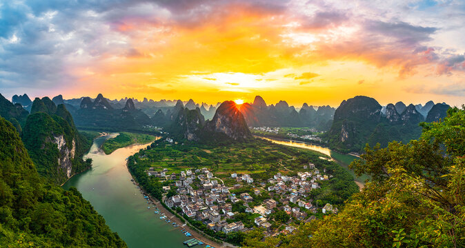 Evening at Laozhaishan in Xingping Town, Yangshuo, Guilin