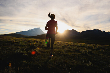 Fototapeta premium Runner running on the high altitude grassland mountain top