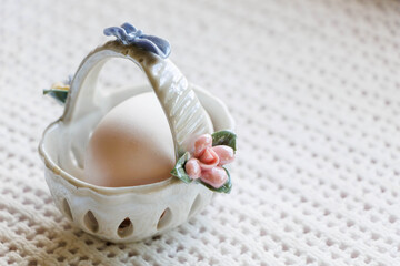 陶器の皿に入った生卵