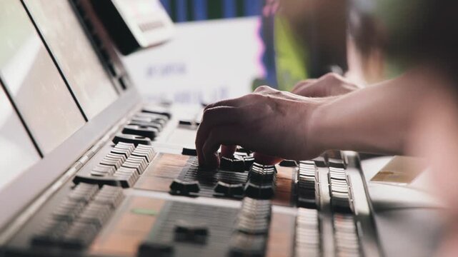 Techniker bedient ein Tonsteuerpult auf einem Festival