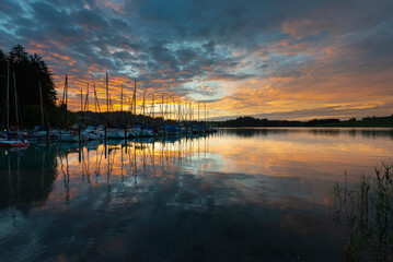 Sonnenuntergang &uuml;ber dem Bootshafen der Segelfreunde Marktoberdorf in Rieden am Forggensee, Allg&auml;u, Bayern, Deutschland