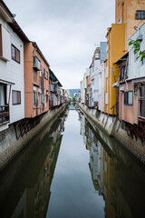 水路に沿って建ち並ぶ古い住宅街の風景