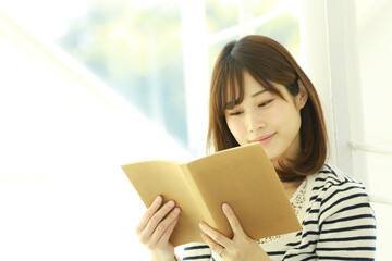 読書する女性