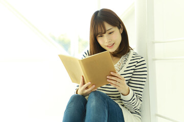 Fototapeta premium 読書する女性