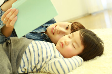 子供を寝かせつける母親