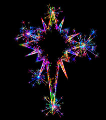 Kolorowe zimne ognie i fajerwerki układające się w kształt kolorowej Gwiazdy betlejemskiej na ciemnym tle. © Blue Pixel