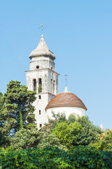 Turm und Kuppel der Kirche Gospe Od Andjela in Veli Lošinj vor blauem Himmel, Lošinj, Kroatien