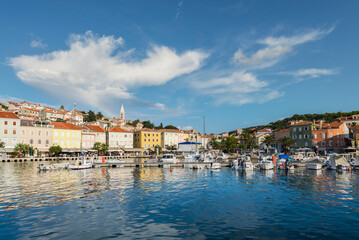 Wolke mit Regenbogen über dem Hafen von Mali Lošinj im goldenen Abendlicht, Insel Lošinj, Kvarner Bucht, Kroatien