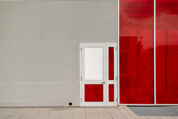 Construction detail of a building with a modern, wide-opening door, compliant with standards for disabled access and escape routes. Architectural design, energy certifications and modular facades.