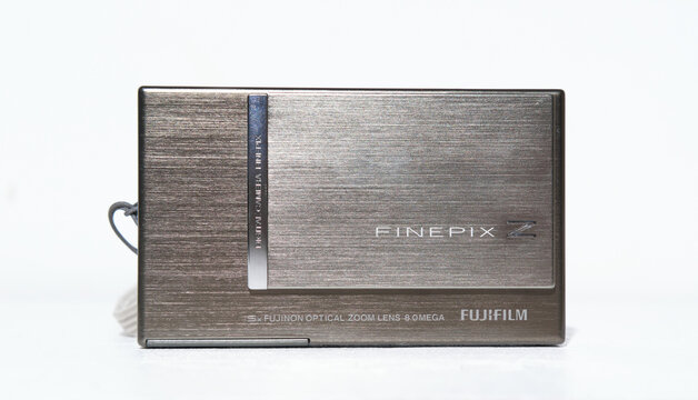 Kent, uk 01.01.2025 Fujifilm Finepix Z100 fd 8 megapixel Digital Camera. Retro and vintage digital cameras.Nostalgic photography equipment. Camera battery