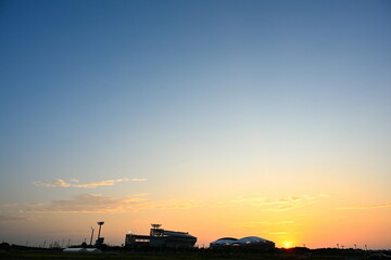 Fototapeta premium ビッグスワンと夕日（新潟県）