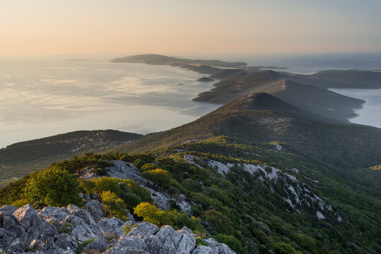 Blick von der Kapelle Sv. Mikul auf dem Osor&scaron;ćica Gebirge auf den Sonnenaufgang &uuml;ber der Insel Lo&scaron;inj, Kvarner Bucht, Kroatien