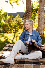 Obraz premium Young woman enjoys a peaceful outdoor walk while soaking in the beauty of nature on a sunny day