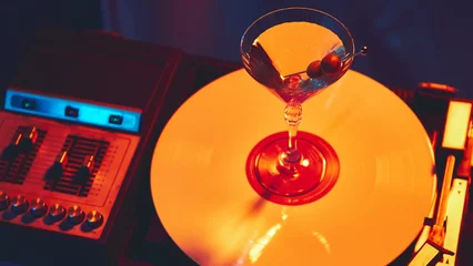 Wandcirkels Bar Martini cocktail on vintage vinyl turntable glowing in nightlife setting. Concept of luxury lifestyle, event promotion, nightlife branding, and entertainment marketing campaigns.  © master1305