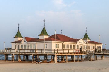 ahlbeck, deutschland - seebrücke am winterlichen strand