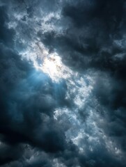 Obraz premium Dramatic Sky Display Featuring Dark Clouds and Bright Light Breaking Through